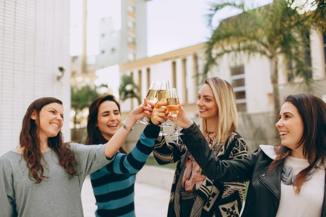 Który kraj najczęściej upija się na świecie - uśmiechnięte kobiety, wnoszące toast. 