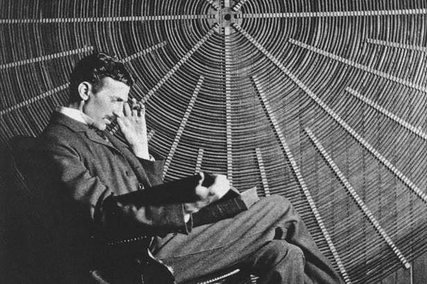 Nikola Tesla podczas nauki. 