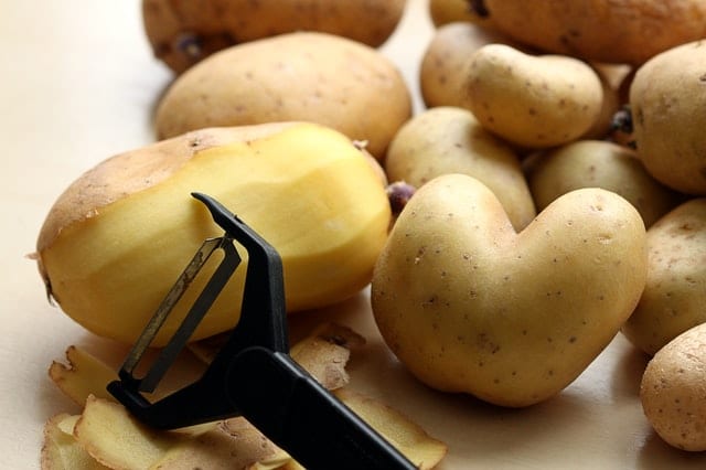 Obieranie ziemniaka.