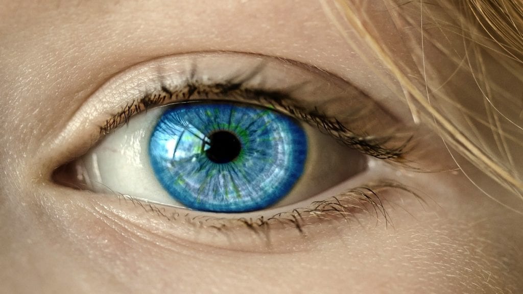 Oko w intensywnym niebieskim kolorze. 