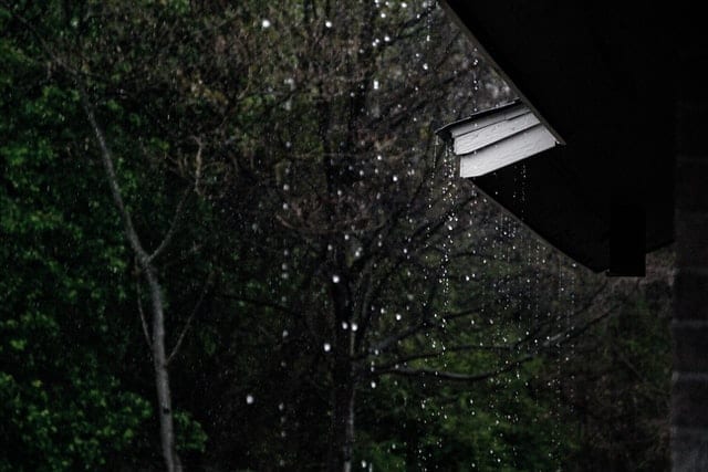 Krople deszczu, spływające po dachu. 