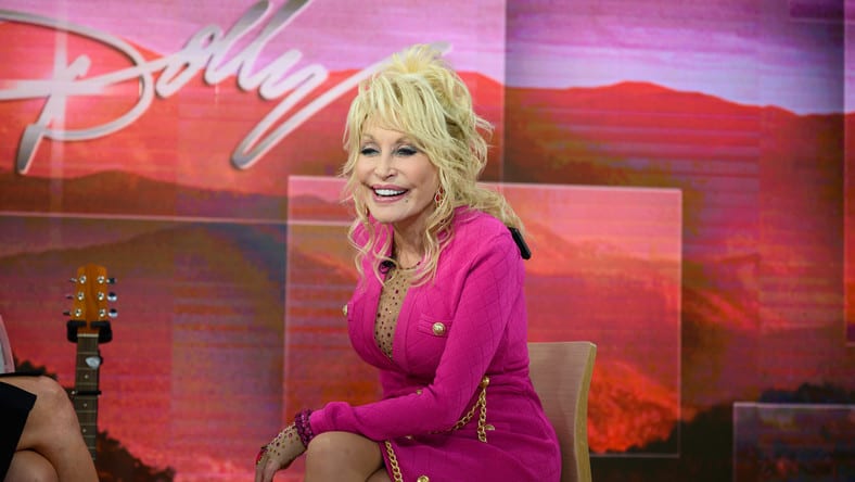 Dolly Parton i jej piersi. 