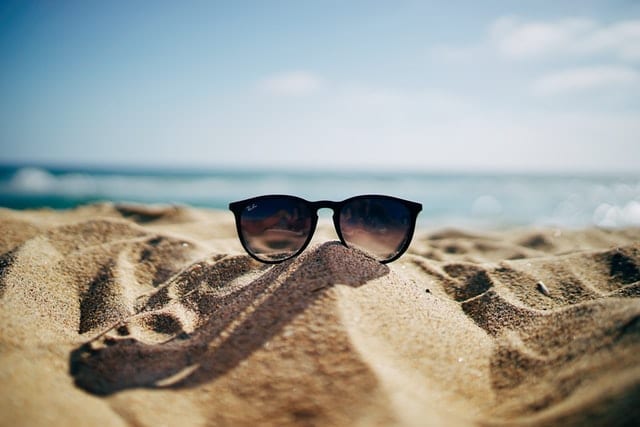 Okulary przeciwsłoneczne - dlaczego warto je nosić przez cały rok