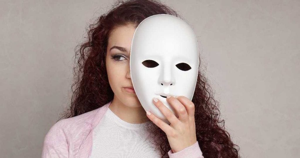Kobieta, zdejmująca maskę z twarzy. 