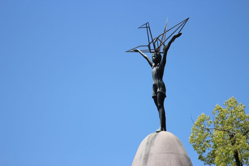 Pomnik dziewczynki, trzymającej żurawia. 