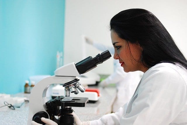 Mikroplastiki zamieniają się w niebezpieczne patogeny Kobieta pracująca w laboratorium.