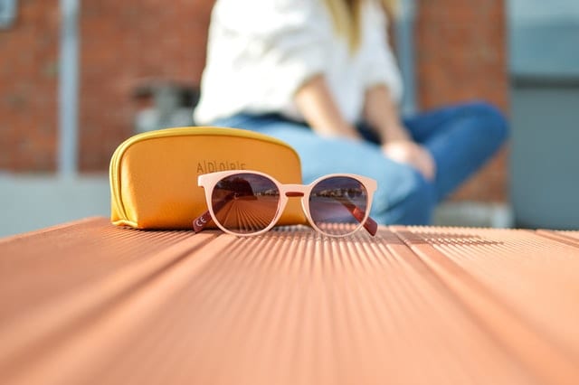 Okulary przeciwsłoneczne - dlaczego warto je nosić przez cały rok