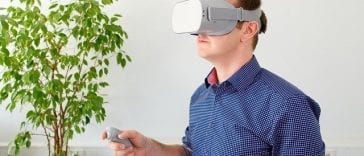 Mężczyzna w okularach VR.