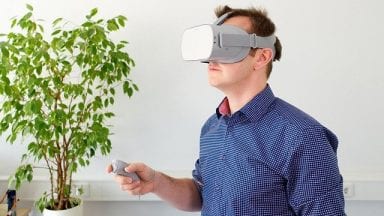 Mężczyzna w okularach VR.