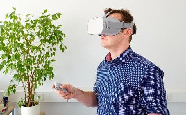 Mężczyzna w okularach VR.