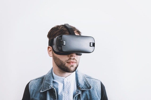 Młody mężczyzna w okularach VR. 