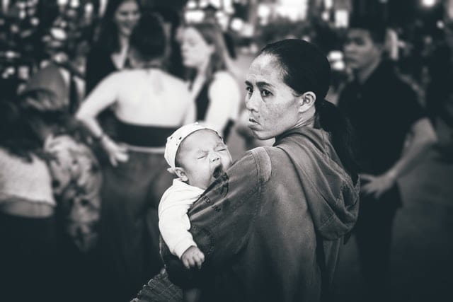 Kobieta trzymająca dziecko.