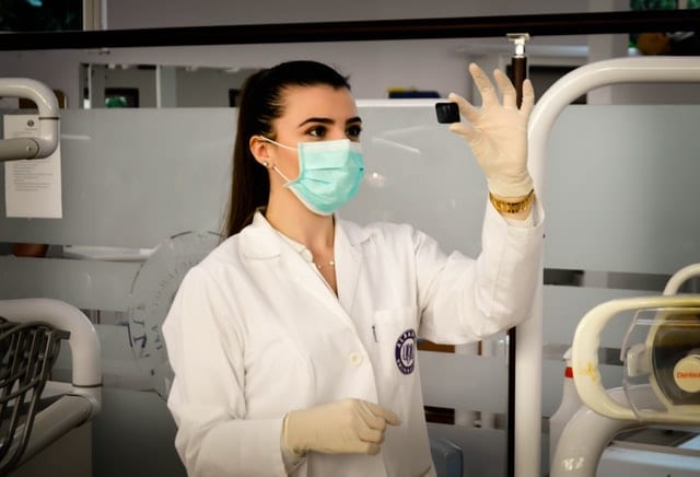 Nasz organizm może samodzielnie pokonać wirusa HIV Lekarka badająca próbkę.