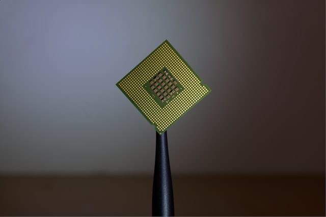 Pentagon opracował mikrochip wykrywający COVID-19. Umieszcza się go pod skórą Mikrochip.