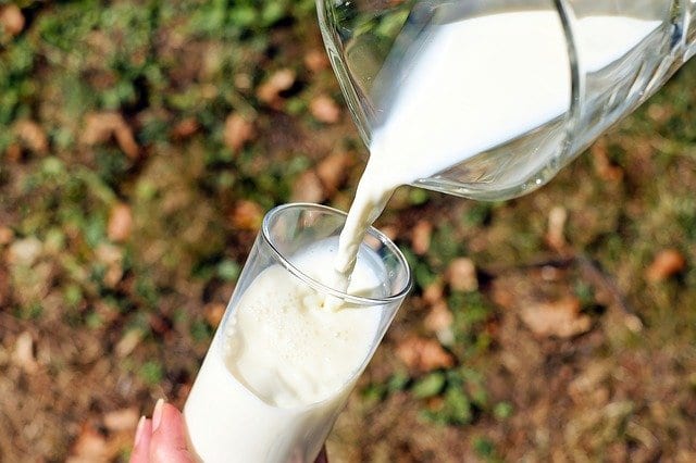 Mleko wlewane do szklanki. 