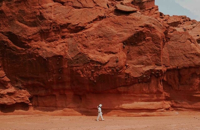 Czy podróżowanie w czasie jest możliwe Astronauta idący wokół gór.