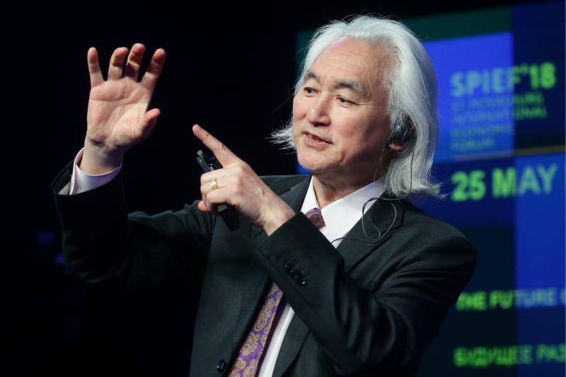 Światowej sławy fizyk ostrzega: próby kontaktu z obcymi to fatalny pomysł. „Nie znamy ich intencji” Michio Kaku w czarnym garniturze.