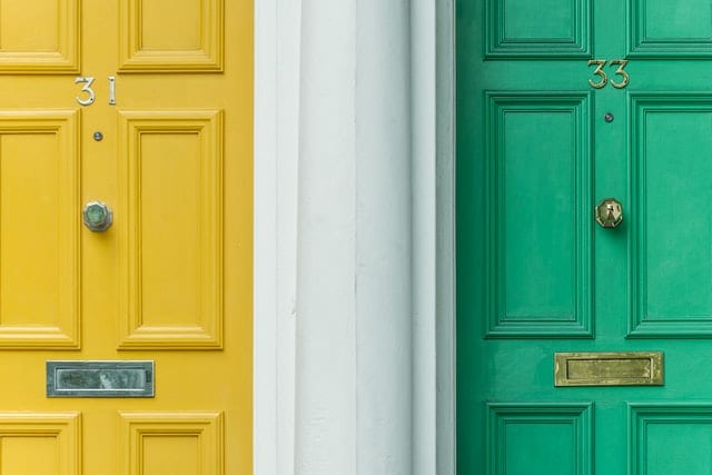 Zielone i żółte drzwi obok siebie. 