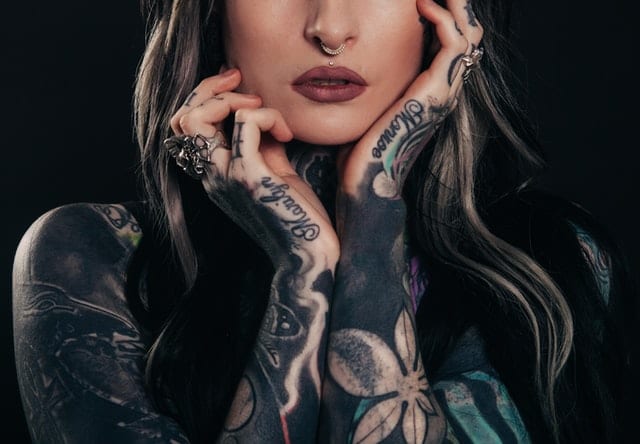 Tatuaże na ciele kobiety. 