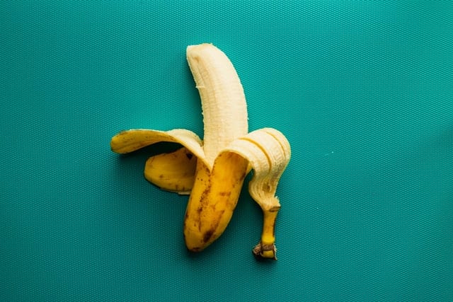Otwarty banan na niebieskim tle. 