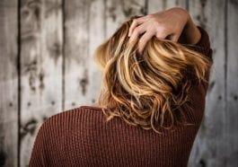 Peeling skóry głowy: co daje, 3 domowe przepisy i jak często go robić