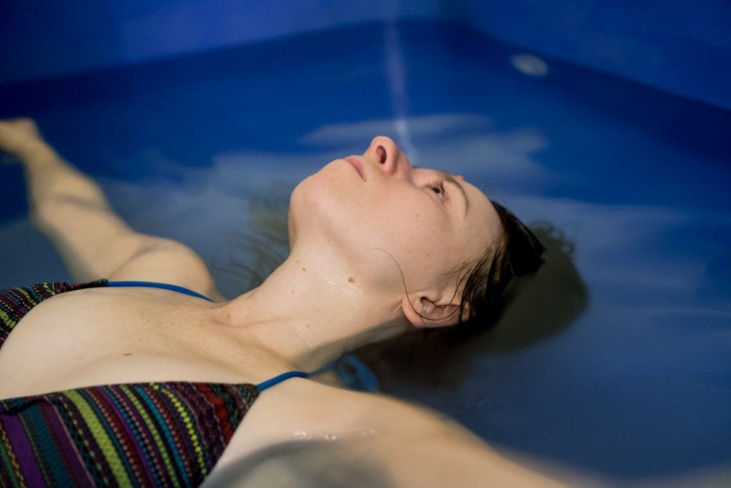 Floating - relaks, którego potrzebujesz Kobieta uprawiająca floating.