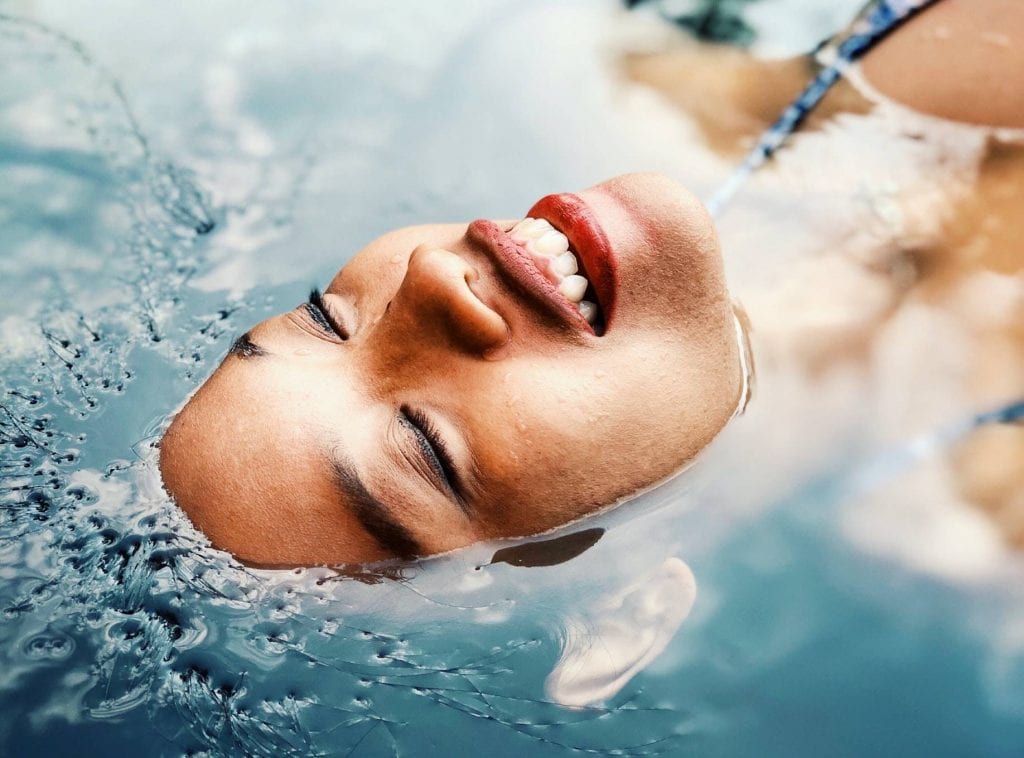 Floating - relaks, którego potrzebujesz Kobieta zanurzona w wodzie.