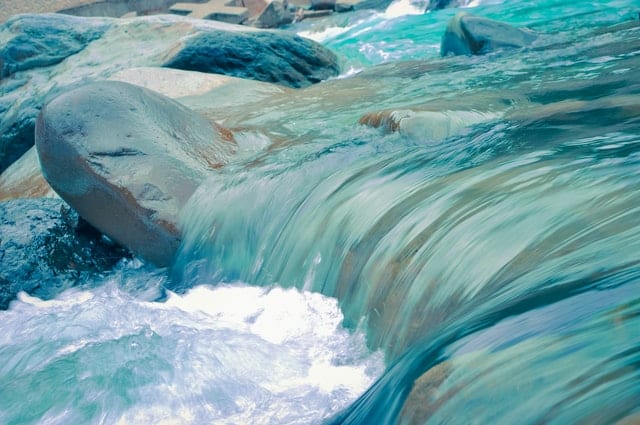 Woda płynąca po kamieniach. 