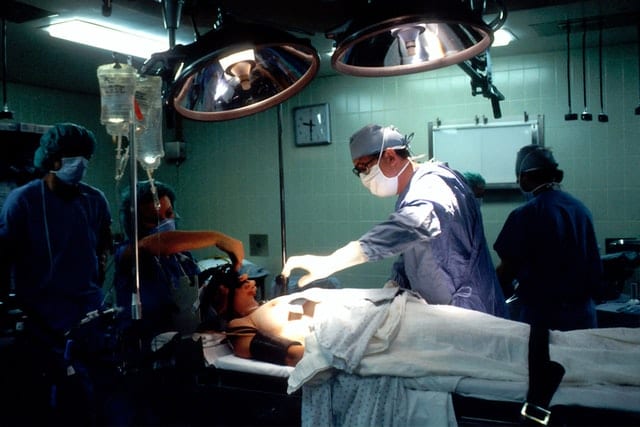 Lekarze podczas operacji. 