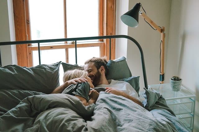 Kobieta i mężczyzna w łóżku - mity o seksie. 