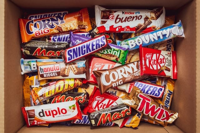 Sztuczki producentów żywności Batoniki w kartonowym pudełku.