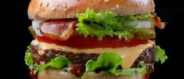 Burger na czarnym tle.