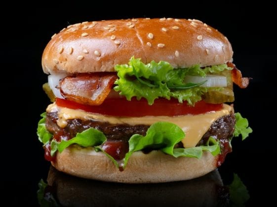 Burger na czarnym tle.