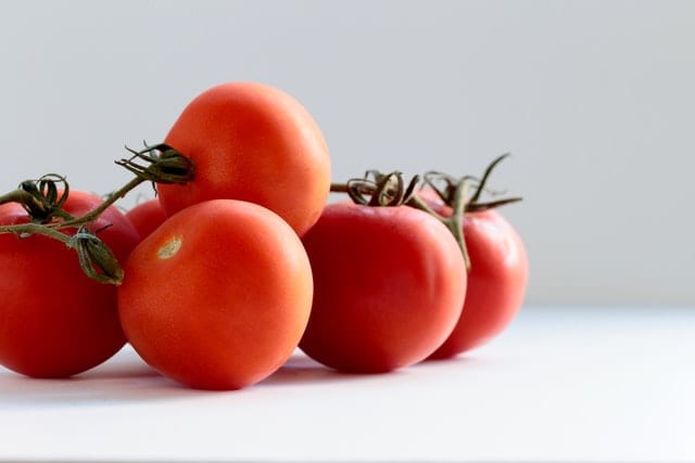 Pomidory na białym blacie. 