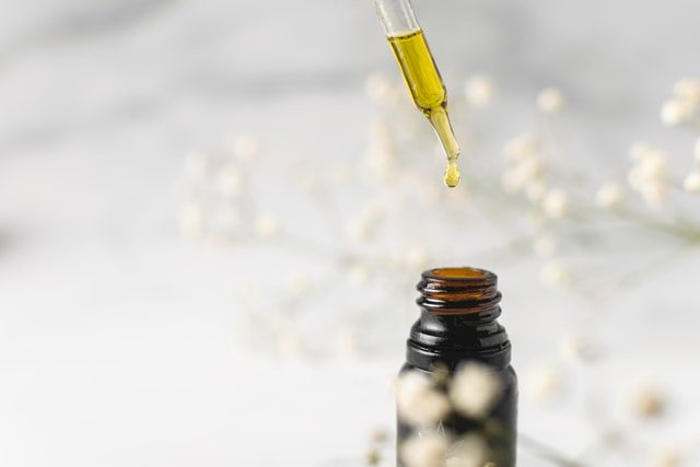 TOP10: dziwne rzeczy robione dla urody Olejek w pipetce.