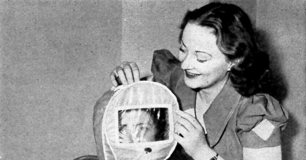 Glamour Bonnet  - maska na twarzy kobiety.