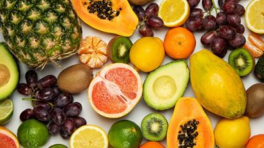Owoce - ananas, śliwki, kiwi, grejfrut, limonka.