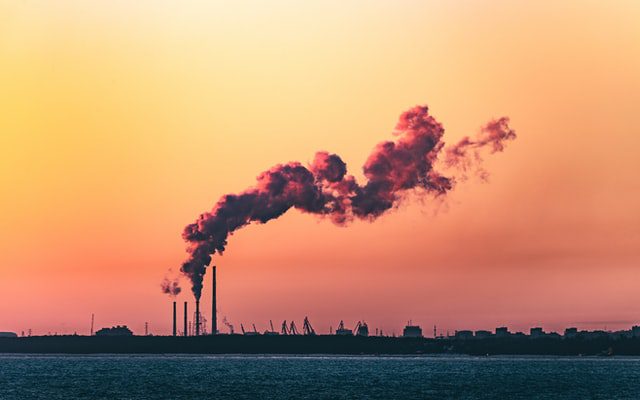 CO2 zabije 83 miliony ludzi Komin fabryki produkujące spaliny.