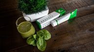 Pasta do zębów obok szpinaku i smoothie.