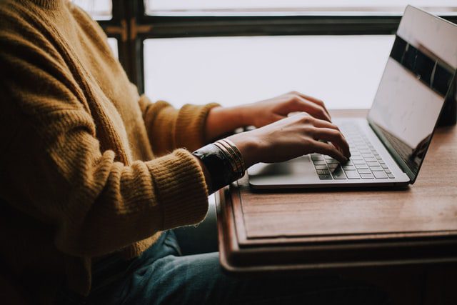 Jeden akumulator dla całego domu Kobieta pracująca na laptopie.