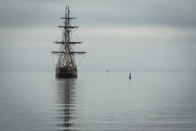 Statek na morzu podczas mgły.