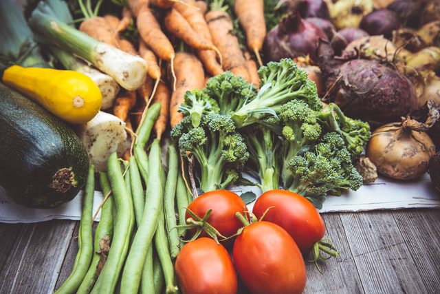 Warzywa - brokuły, cukinia, marchew, cebula, buraki, pomidory. 
