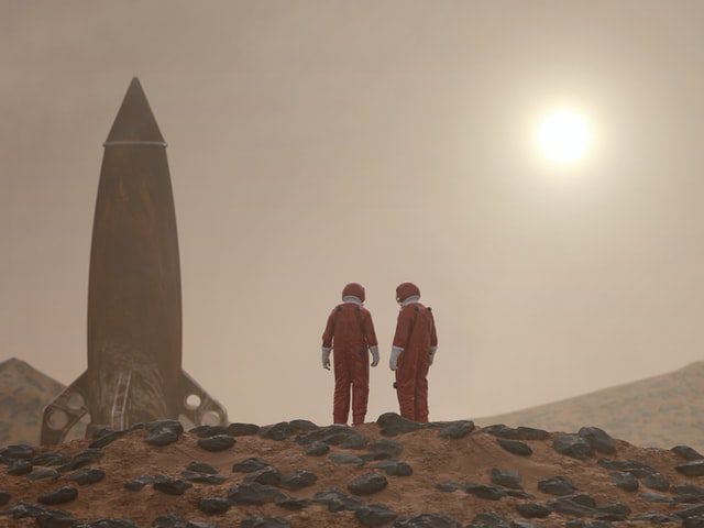 Baza na marsie z krwi i moczu Astronauci patrzący na rakietę.