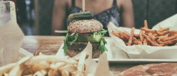 Burger i frytki na stole.
