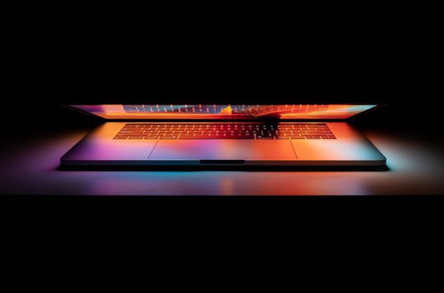 Jeden akumulator dla całego domu Przymknięty laptop.