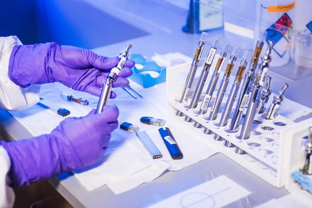Będą badać geny wszystkich noworodków Praca w laboratorium.