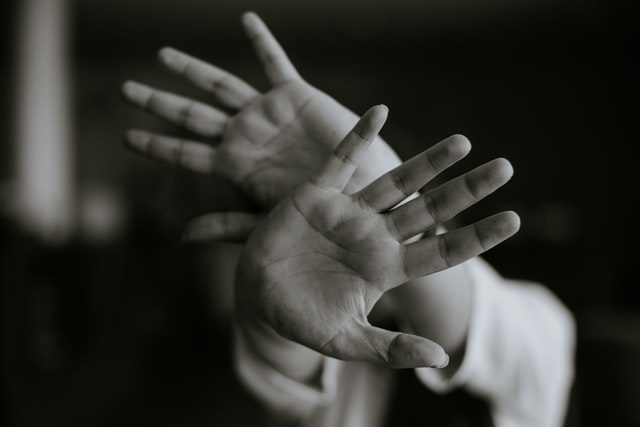 Dłonie układające się w gest odrzucenia.