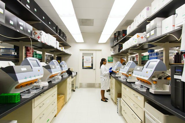Wyrosła marsjańska koniczyna Kobieta pracująca w laboratorium.