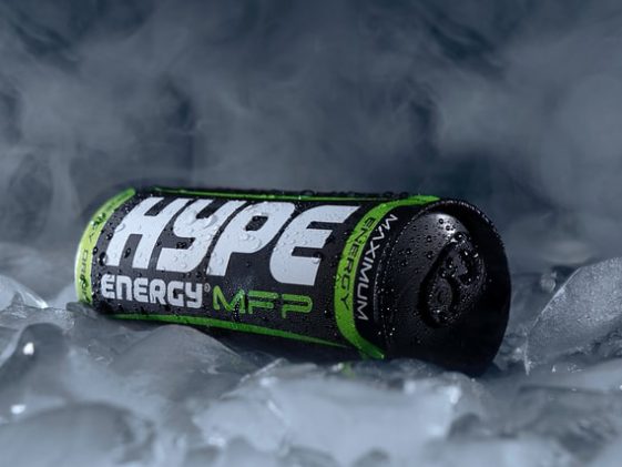 Puszka napoju energetycznego na lodzie.