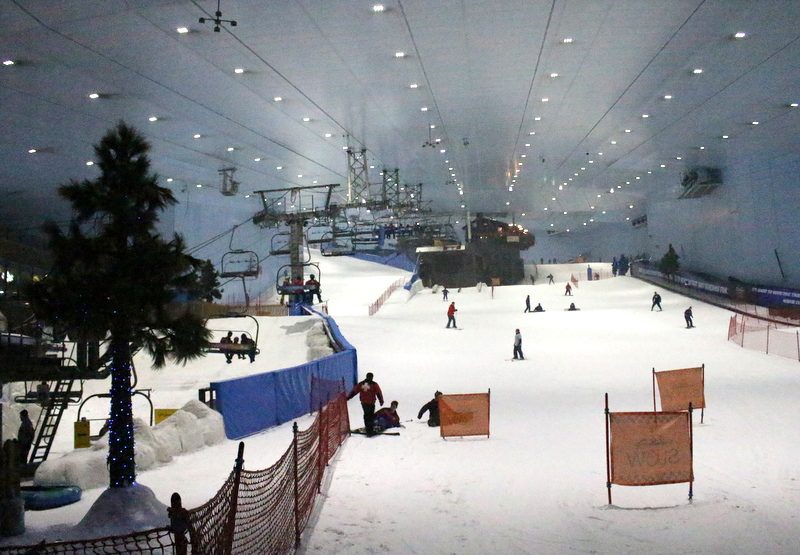 Dubaj jakiego nie znałeś Śnieg w galerii w Dubaju.